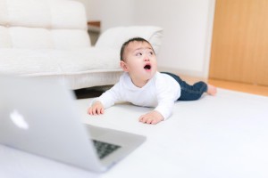 PCを使う赤ちゃん